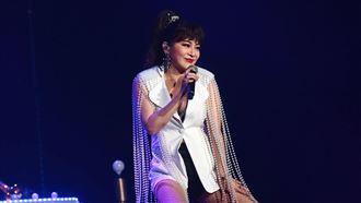 王彩樺台上脫了　穿比基尼洩神秘春光