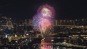 大稻埕煙火秀絢麗綻放（2）一年一度的大稻埕情人節活動30日熱鬧登場，晚間8時10分登場的480秒華麗煙火秀照亮夜空，為黑夜增添繽紛色彩。中央社記者鄭清元攝  111年7月30日