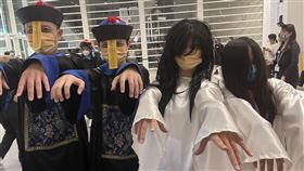 亞洲的地獄與幽魂Cosplay午夜專場（1）農曆7月為俗稱的鬼月，台南市美術館2館特展「亞洲的地獄與幽魂」持續展出，30日特別安排百鬼漫遊Cosplay午夜專場活動，不少參加者打扮成殭屍和白衣女鬼響應參與。中央社記者張榮祥台南攝  111年7月30日