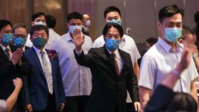 賴清德、陳時中出席牙醫師公會全聯會晚宴（1）「中華民國牙醫師公會全國聯合會理監事聯誼晚宴」30日晚間在台北舉行，副總統賴清德（右2）應邀出席，到場後與民進黨台北市長參選人陳時中（左3）同台。中央社記者裴禛攝　111年7月30日