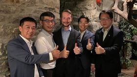 3立委訪渥太華  推動台灣加入CPTPP立委邱志偉（右）、許智傑（左1）、鍾佳濱（左2）29日訪問渥太華，推動台灣加入CPTPP（跨太平洋夥伴全面進步協定），並與加拿大聯邦眾議員古柏（Michael Cooper，左3）及駐加拿大代表陳文儀（左4）合影。（駐加拿大代表處提供）中央社記者胡玉立多倫多傳真  111年7月30日