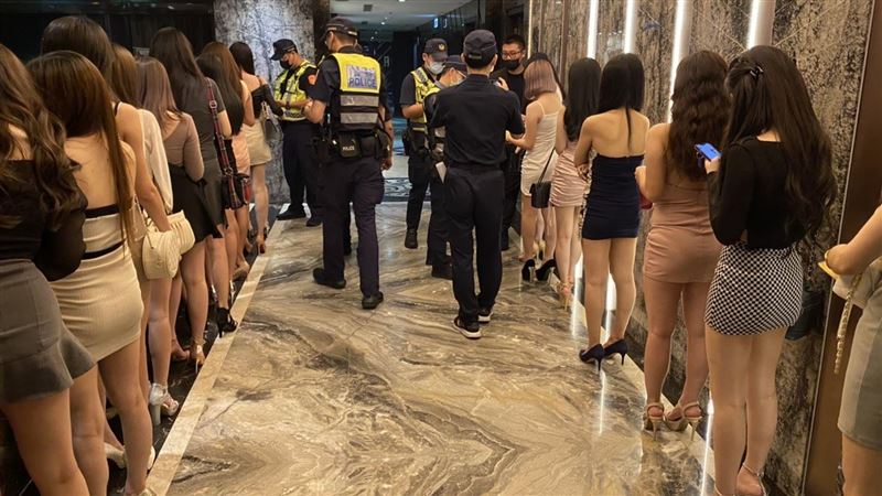 北警察局長率隊臨檢！白皙美腿排排站
