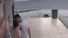 灑水車來了！男友「這操作」妹子傻眼