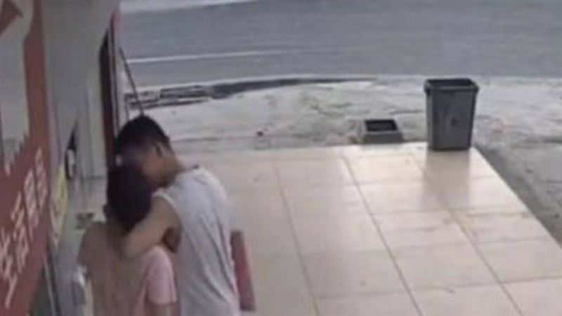 灑水車來了！男友「這操作」妹子傻眼