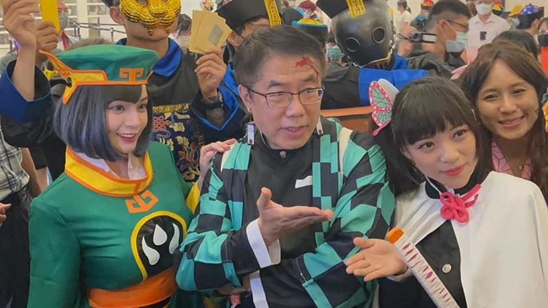 雪乳戰神重返殭屍展　大戰市長黃偉哲
