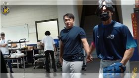 ▲王勝偉和彭政閔緊緊牽手。（圖／翻攝自中信兄弟YT頻道）