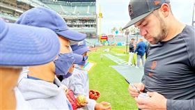 台灣小球員大聯盟球場初體驗第一次出國的台灣貝比魯斯棒球隊小球員28日到舊金山巨人隊球場觀賽，與球星互動。中央社記者周世惠舊金山攝  111年7月30日