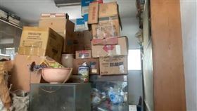 高雄髒亂民宅還有頂樓加蓋  清潔難度增高雄市三民區透天民宅鼠窩清理進入第4天，清潔人員在挺進4樓後，發現頂樓竟然還有加蓋的小閣樓，裡頭也堆積部分雜物，清潔難度又再增加。（高雄市環保局提供）中央社記者洪學廣傳真  111年7月29日