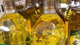 有網友好奇，沙拉油附贈吸管的用途？（圖／翻攝自我愛全聯好物老實說 臉書）