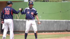 準職棒球員陳佳樂敲3安  小馬青棒平鎮2連勝桃園市平鎮高中參加美國小馬聯盟世界青棒賽，31日與俄亥俄州揚斯敦隊交手，準職棒球員陳佳樂單場3安1打點，幫助球隊以7比3拿下2連勝。圖為陳佳樂2022年3月4日在高中木棒聯賽出賽。中央社記者謝靜雯攝  111年7月31日