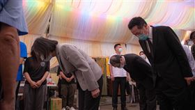 總統蔡英文今（31）日到南投向全若堯家屬致意、哀悼。（圖/翻攝蔡英文臉書）