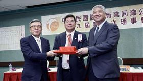 券商公會理事長交接，元富證券董事長陳俊宏（右）當選第九屆券商公會理事長。（圖／元富證券提供）