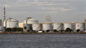 中油宣布4月天然氣續凍漲（2）中油31日宣布，依政府核定的天然氣價格公式計算，4月分國內天然氣價格由於國際局勢變動而應調漲，但配合政府照顧民生與工業用戶以及持續穩定物價政策，僅電業用戶調漲10%，其他用戶不調整，4月1日零時起實施。圖為中油前鎮儲運所一景。中央社記者董俊志攝  111年3月31日