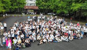 蘭陽技術學院停辦  逾百名校友穿制服