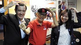 馬英九訪菲拜會前總統羅慕斯前總統馬英九（左）22到24日訪問菲律賓，23日拜會菲律賓前總統羅慕斯（Fidel Ramos）（中）。童心未泯的羅慕斯與馬英九、立法委員童惠珍（右）一起比出愛心手勢合影。中央社記者陳妍君馬尼拉攝 108年11月24日