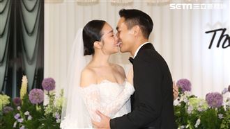 楊祐寧牽愛妻現身婚禮！當眾親親超甜
