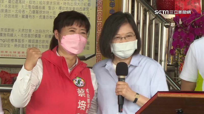 蔡英文赴草屯贈匾額　讚蔡培慧會做事