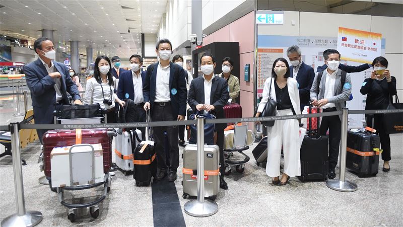 疫情後第一團　日本25人踩線團抵台