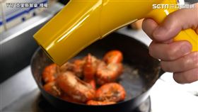 ▲「克里斯」教大家製作泰國胡椒蝦。（圖／克里斯餐桌　授權）