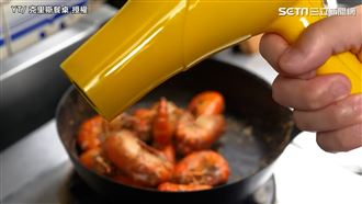 「吹風機」做胡椒蝦！達人教蝦去腸泥