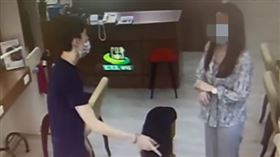 討水男疑似麻吉弟弟。（圖／翻攝自爆料公社）