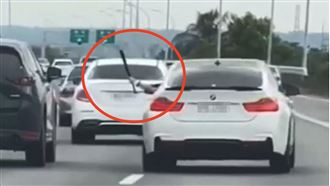 球棒隊國道蛇行又「單手伸窗外揮棒」