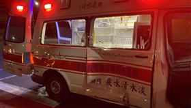 救護車趕現場遭機車猛撞！騎士全身傷