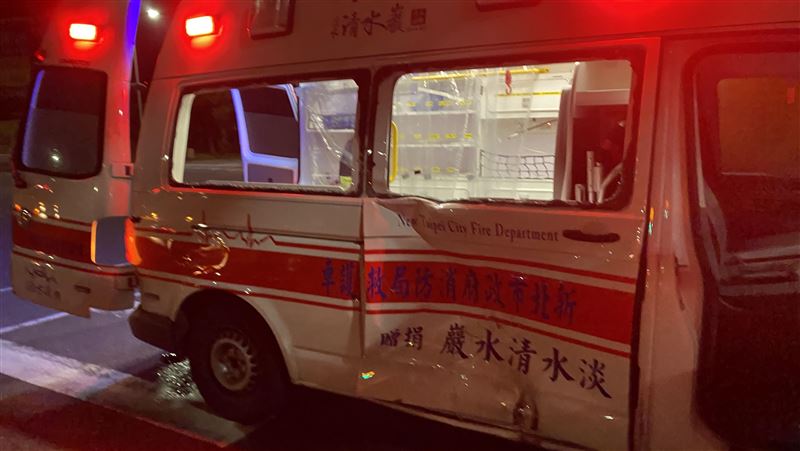 救護車趕現場遭機車猛撞！騎士全身傷