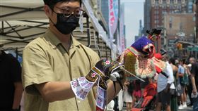蔡易衛圓夢  在紐約街頭呈現台灣布袋戲台北偶戲館館長蔡易衛為自己與父母圓夢，今年夏季把台灣布袋戲帶到紐約街頭。圖為蔡易衛7月16日在曼哈頓的台灣市集操演戲偶。中央社記者尹俊傑紐約攝  111年8月1日