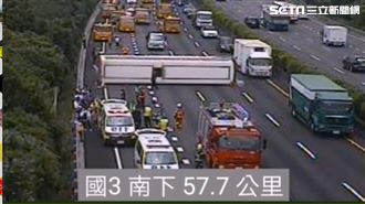 國道客運失控翻覆！15人受傷
