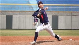 準職棒球員林詔恩好投 小馬青棒平鎮晉冠軍戰桃園市平鎮高中參加美國小馬聯盟世界青棒賽，1日準職棒球員林詔恩先發5局失2分好投壓制，率隊以12比2、5局擊敗美國俄亥俄州揚斯敦隊，平鎮3連勝晉級冠軍戰。圖為林詔恩2022年3月4日木棒聯賽出賽畫面。中央社記者謝靜雯攝  111年8月1日