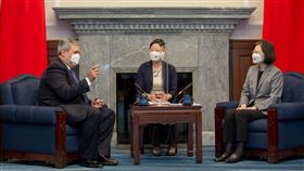 蔡英文總統今（1）日上午接見「中美洲銀行(CABEI)總裁摩西訪問團」。（圖／總統府提供)