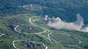 漢光32號「聯勇操演」在仁壽山訓場實施三軍聯合實彈演練，以裝甲564旅為主體，陸航AH-64E阿帕契攻擊直升機首次參與演習。（記者邱榮吉/屏東拍攝）