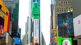 挺台灣美食之光前進世界，第一名台灣珍珠奶茶登上「美國紐約時代廣場」25層樓高指標看板。（圖／Uber Eats提供）