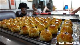 聰哥團長蛋黃酥、黑手蛋黃酥／記者張雅筑攝