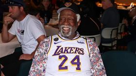 ▲羅素（Bill Russell）多次穿著布萊恩（Kobe Bryant）球衣出席公開場合。（圖／翻攝自NBA官網）