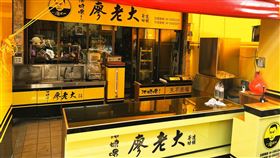 廖老大茶飲北屯加盟店佔用騎樓。（圖／翻攝「廖老大連鎖茶坊北屯瀋陽開心店」社團）