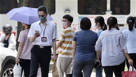 主計總處發布5月受僱員工薪資統計（2）主計總處11日發布5月受僱員工薪資統計，僅管前5月經常性薪資年增率為22年新高，但近期通膨升溫，也吃掉薪資成長。圖為台北市中正區上班族中午外出覓食。中央社記者張皓安攝　111年7月11日