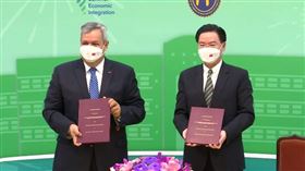 外交部長吳釗燮今天與中美洲銀行（CABEI）總裁摩西（Dante Mossi）簽署「後疫情時期協助婦女經濟賦權機制合作協議」