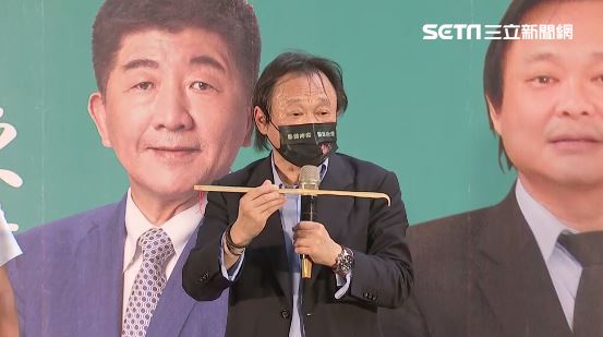 合體扶龍王！王世堅送陳時中不求人