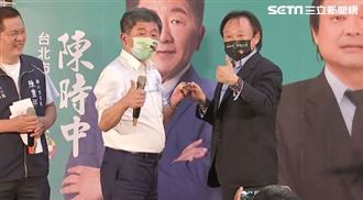 王世堅送「不求人」　陳時中妙回這句