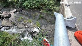 桃園廖男駕駛水泥預拌車自撞高義橋緣後墜落至15米深的溪谷。（圖／翻攝畫面）