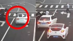 附近車輛「自主封路」替女童擋車。（圖／翻攝自微博）