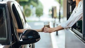 星巴克行動預點服務升級2.0，除可到店取餐外，更開通於部分限定門市的車道取餐。（圖／品牌提供）
