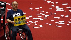 反年改八百壯士衝立院　吳斯懷遭起訴反年改團體八百壯士於民國107年4月間陳抗衝撞立法院，造成多人受傷，警方函送包括時任八百壯士發言人的國民黨立委吳斯懷（圖）等人。台北地檢署17日依煽惑犯罪等罪嫌起訴吳斯懷等13人。中央社記者徐肇昌攝　109年7月17日