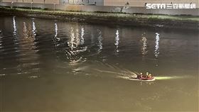 台北橋驚傳男子落水意外，警消漏夜下艇搜尋中。（圖／翻攝畫面）