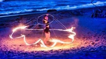 北海潮與火開跑　用火舞點亮夏夜海灣