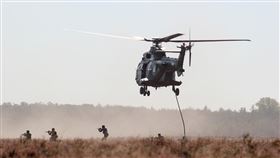 塔利班橫掃阿富汗，就連民兵軍閥也抵禦不了敗走。（示意圖／翻攝自Pixabay）

https://pixabay.com/photos/army-helicopter-terrorism-assault-5672439/
