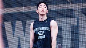 男星粉絲丟紅內衣上台！勾住拿不掉竟「掛著繼續唱」網嗨炸（圖／翻攝自Gray Instagram）