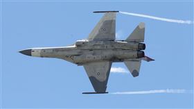 107空軍國防知性之旅營區開放台東志航基地登場，IDF經國號戰機實施高難度性能展示。（記者邱榮吉/台東拍攝）
